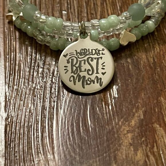 Handmade Worlds Best Mom beaded bracelet - Picture 3 of 6